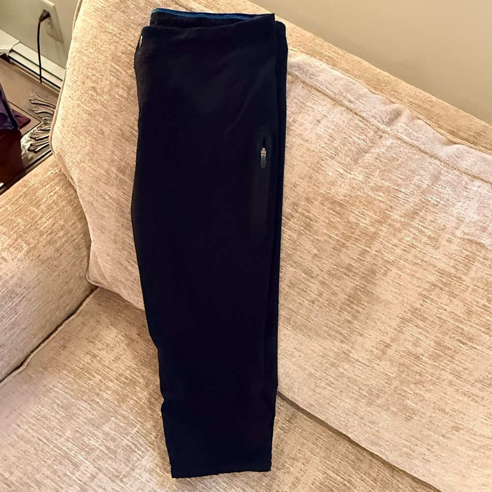 Columbia Women's Black Omni Shield Advanced
Repellency Hiking Capris - Sz 4 - Picture 4 of 9